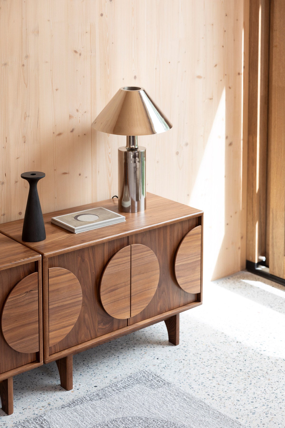 Sideboard Groove 2 Doors in Braun präsentiert im Onlineshop von KAQTU Design AG. Sideboard ist von Zuiver