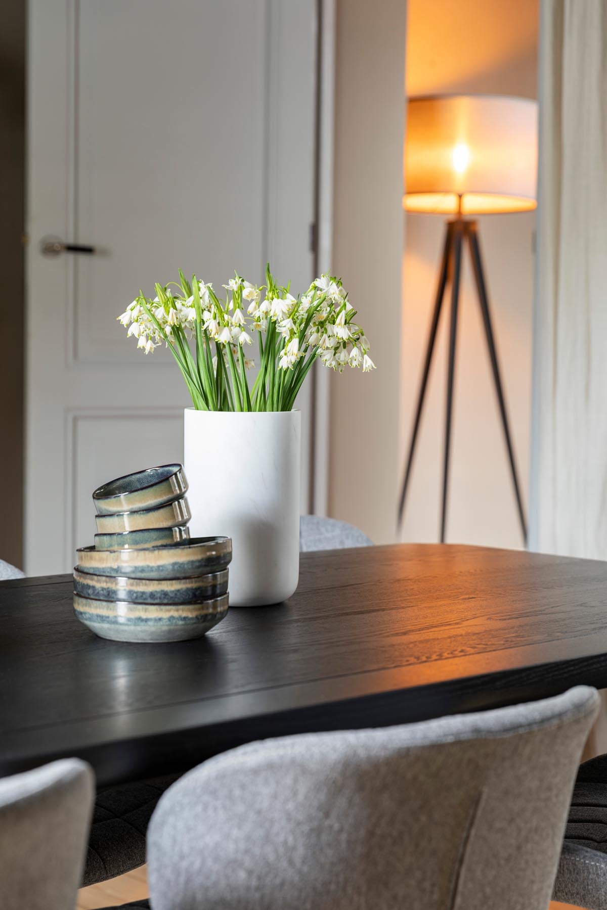 Stehleuchte Tripod in Schwarz/Grau präsentiert im Onlineshop von KAQTU Design AG. Stehleuchte ist von Zuiver