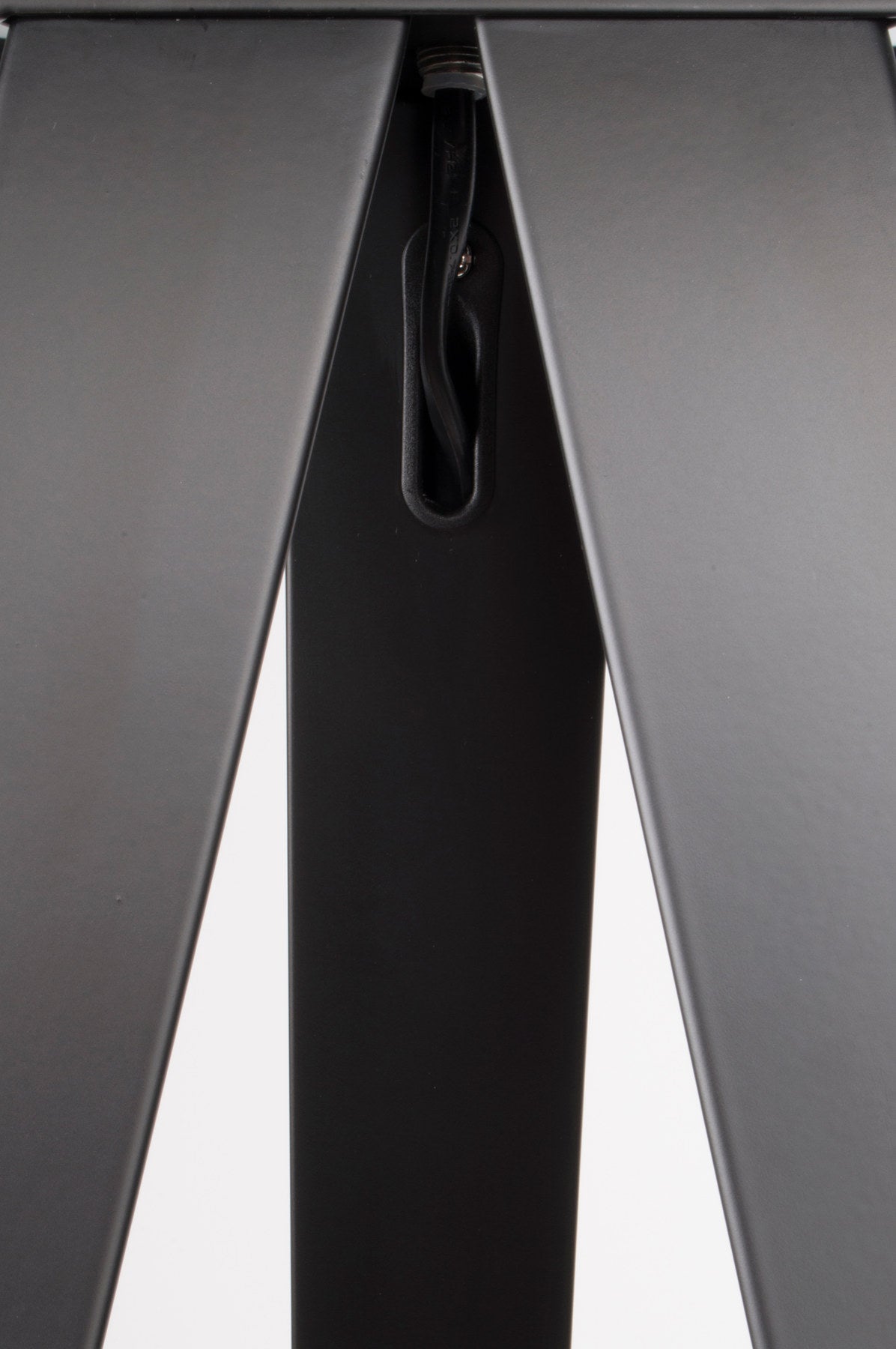 Stehleuchte Tripod in Schwarz präsentiert im Onlineshop von KAQTU Design AG. Stehleuchte ist von Zuiver