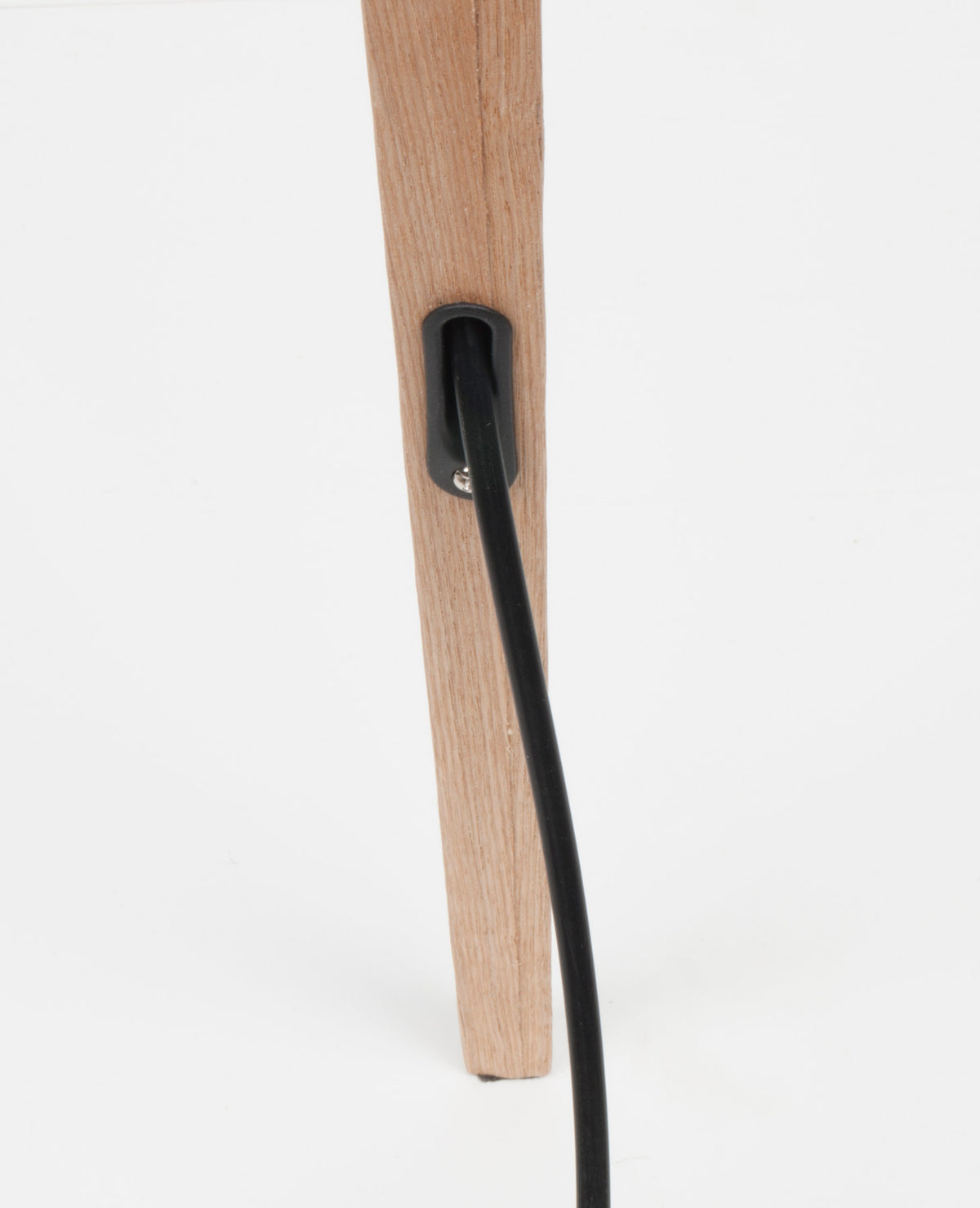 Stehleuchte Tripod in Schwarz/Natur präsentiert im Onlineshop von KAQTU Design AG. Stehleuchte ist von Zuiver