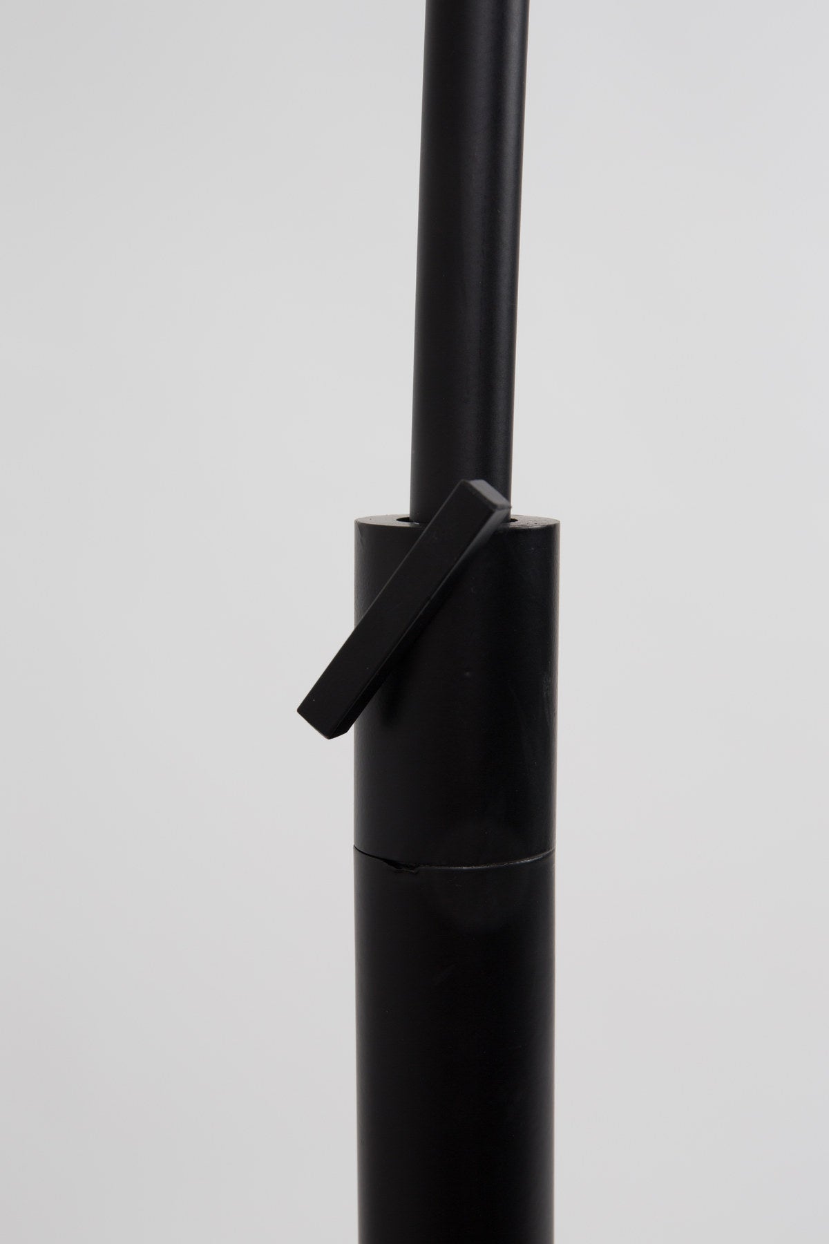Stehleuchte ARC in Schwarz präsentiert im Onlineshop von KAQTU Design AG. Stehleuchte ist von Zuiver