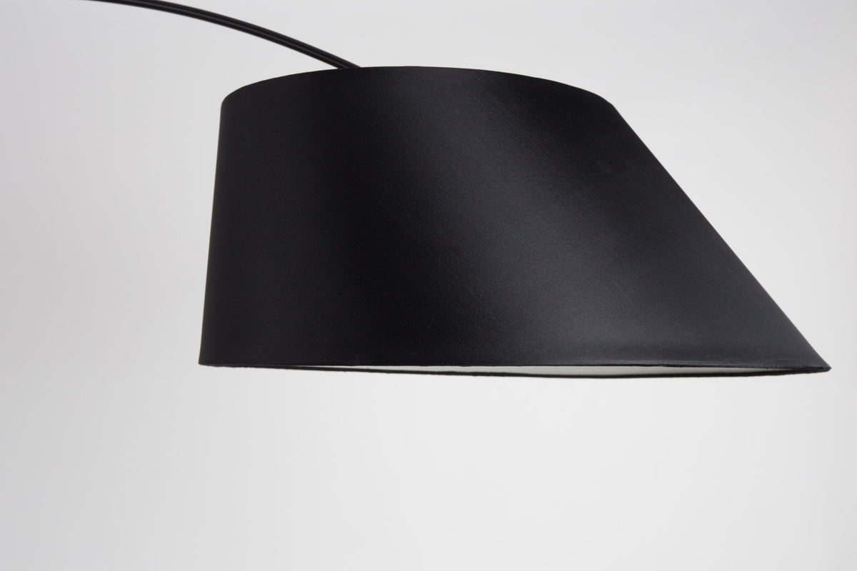 Stehleuchte ARC in Schwarz präsentiert im Onlineshop von KAQTU Design AG. Stehleuchte ist von Zuiver