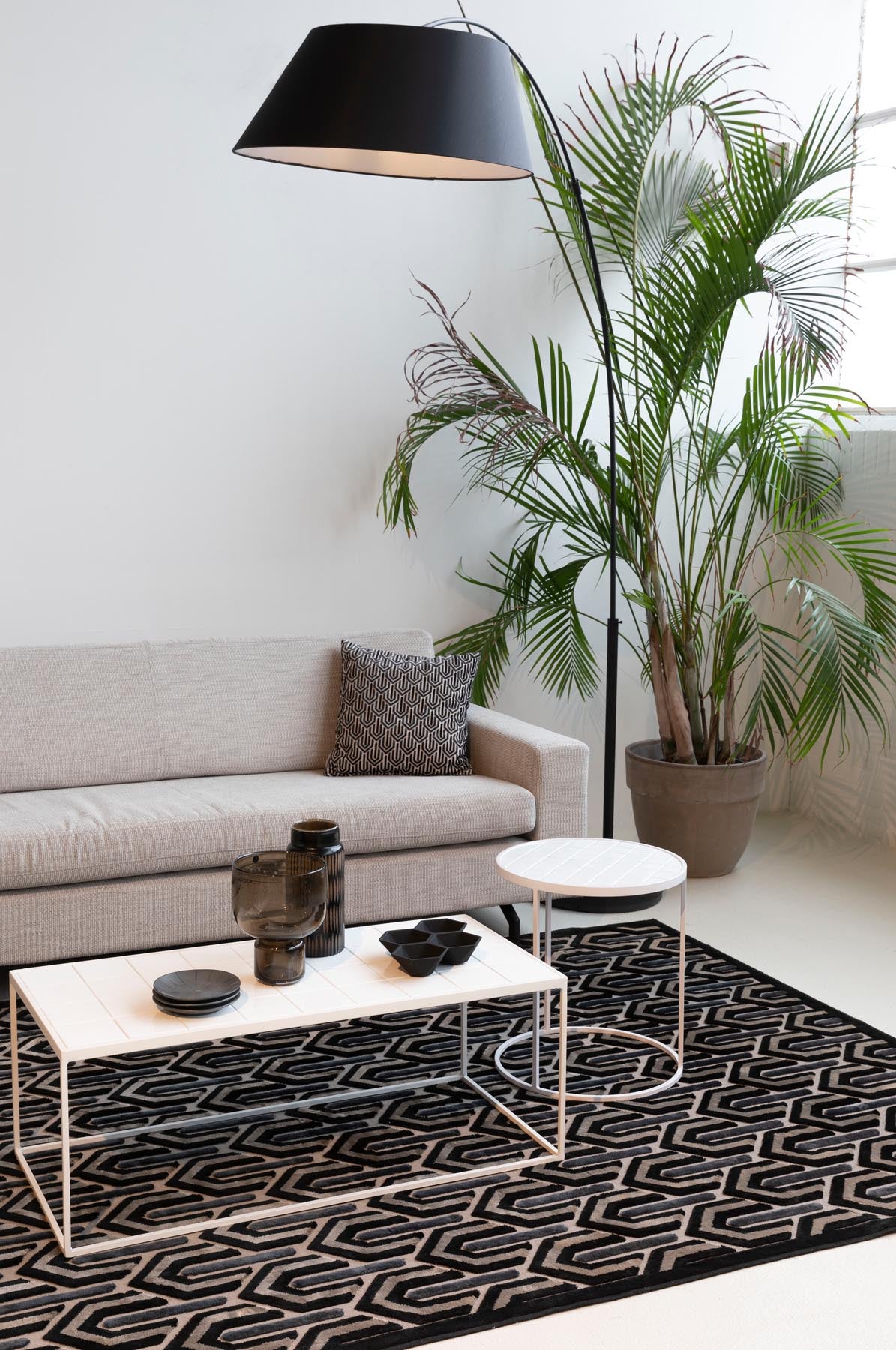 Stehleuchte ARC in Schwarz präsentiert im Onlineshop von KAQTU Design AG. Stehleuchte ist von Zuiver