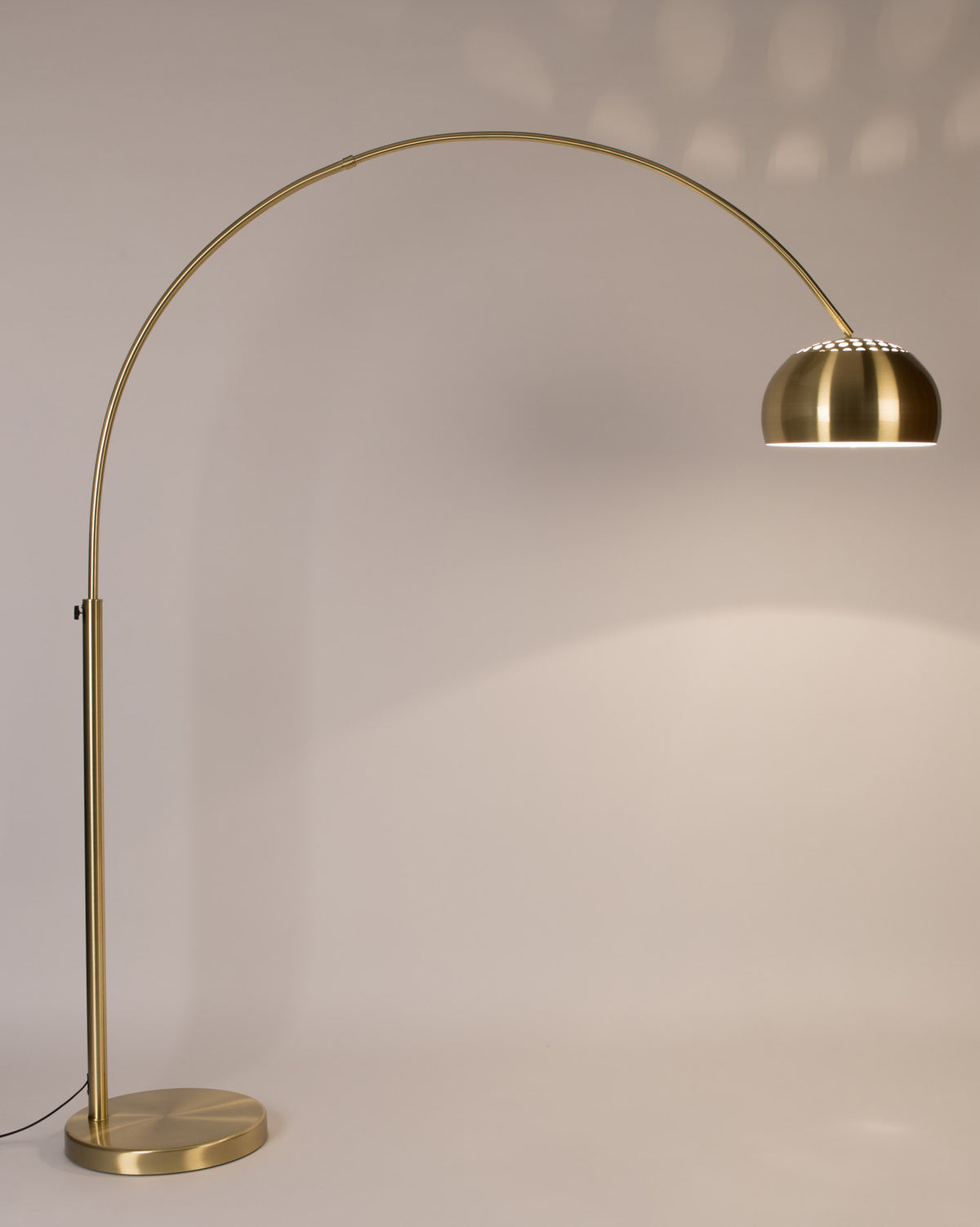 Stehleuchte Metal Bow in Gold präsentiert im Onlineshop von KAQTU Design AG. Stehleuchte ist von Zuiver