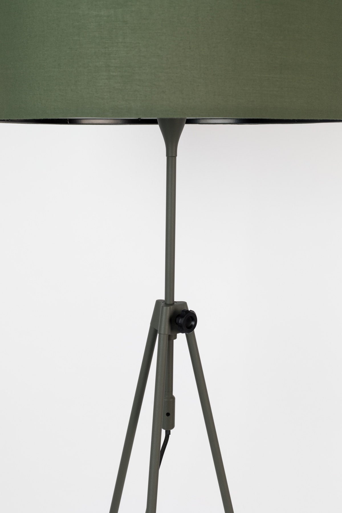 Stehleuchte Lesley in Grün präsentiert im Onlineshop von KAQTU Design AG. Stehleuchte ist von Zuiver