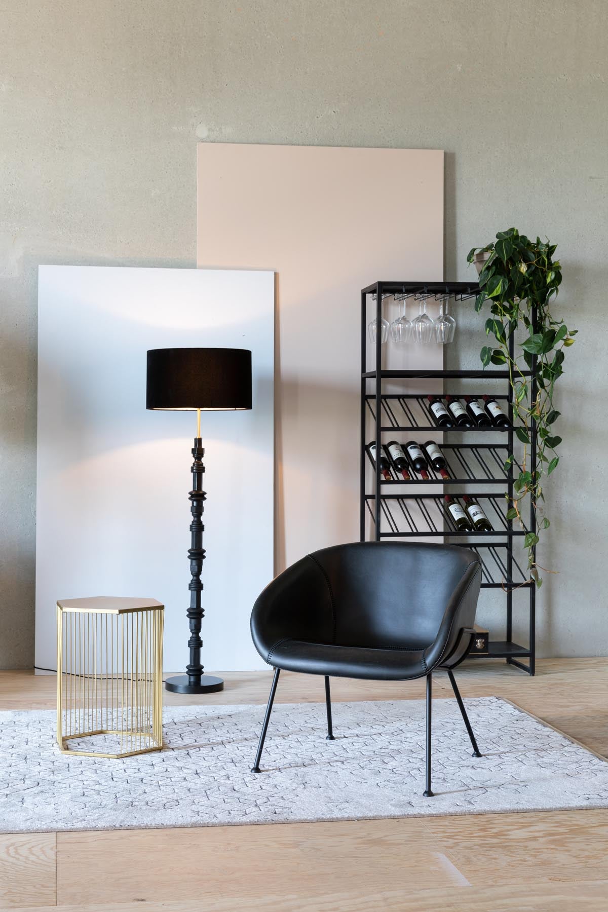 Stehleuchte Totem in Schwarz präsentiert im Onlineshop von KAQTU Design AG. Stehleuchte ist von Zuiver