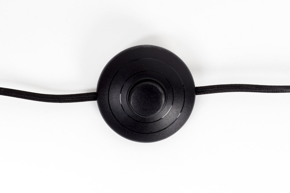 Stehleuchte Metal Bow in Schwarz präsentiert im Onlineshop von KAQTU Design AG. Stehleuchte ist von Zuiver