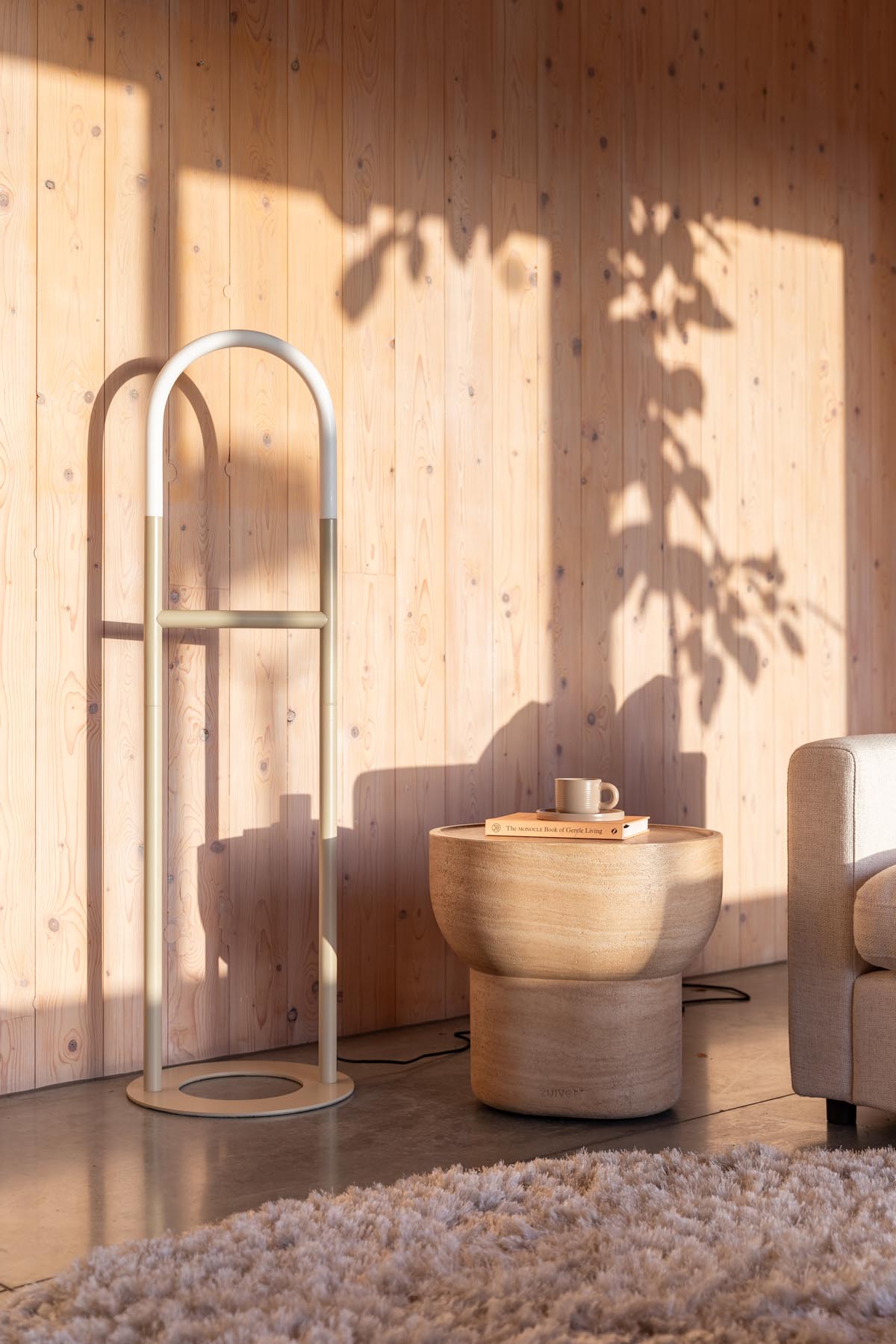 Arch Stehlampe in beige präsentiert im Onlineshop von KAQTU Design AG. Stehleuchte ist von Zuiver