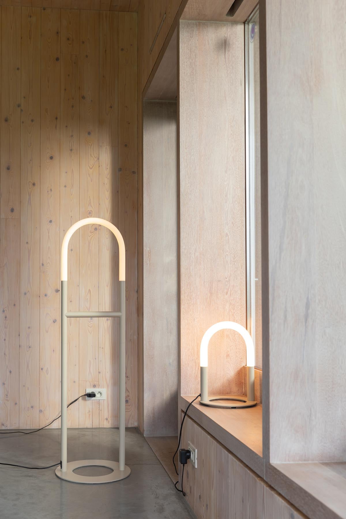 Arch Stehlampe in beige präsentiert im Onlineshop von KAQTU Design AG. Stehleuchte ist von Zuiver