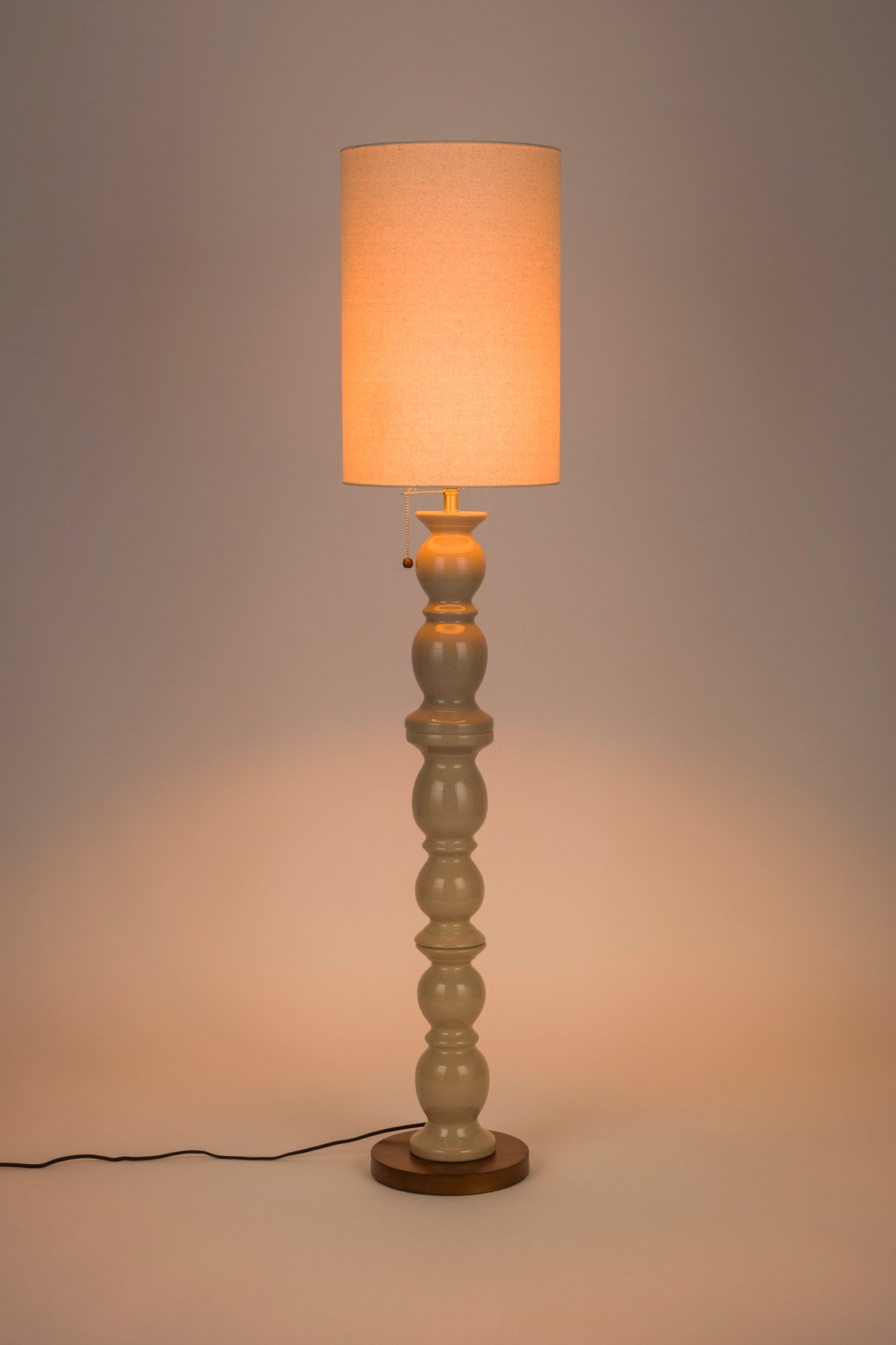 Brew Stehleuchte in beige präsentiert im Onlineshop von KAQTU Design AG. Stehleuchte ist von Zuiver