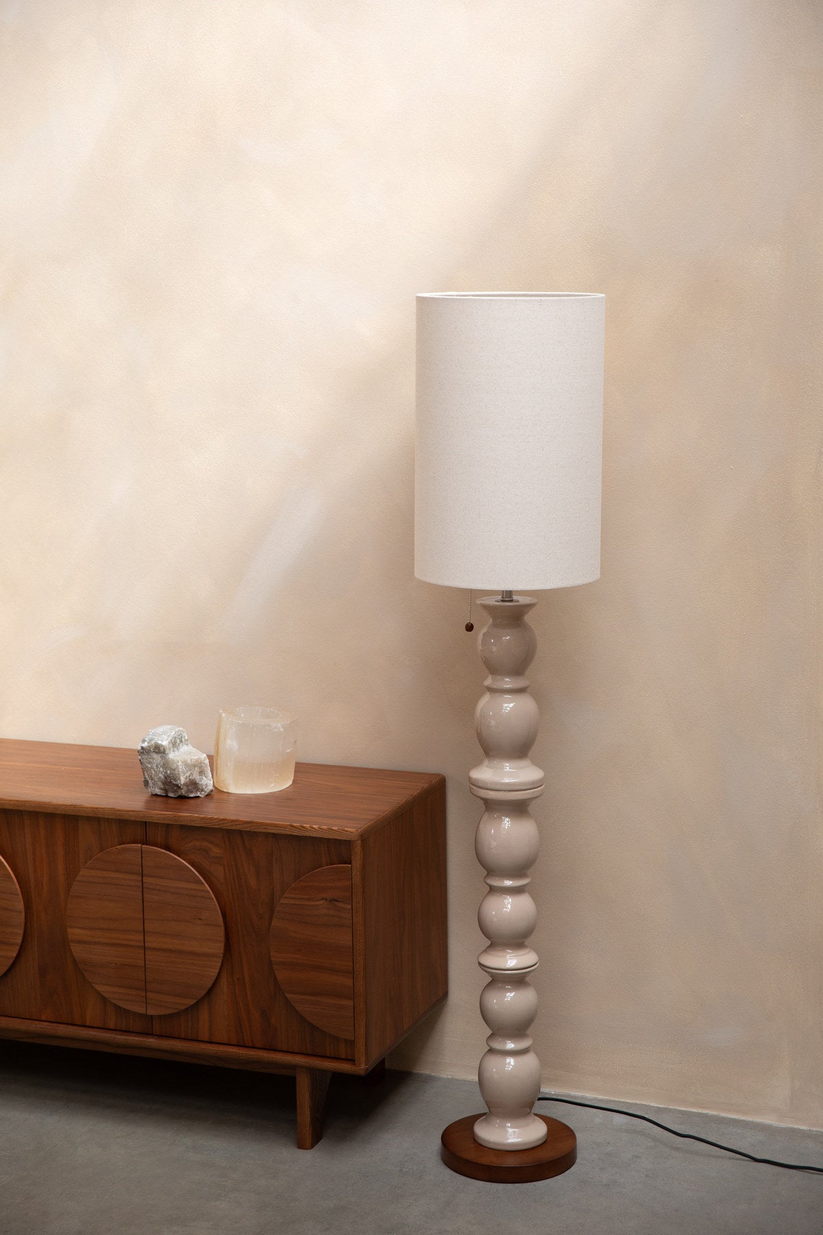 Brew Stehleuchte in beige präsentiert im Onlineshop von KAQTU Design AG. Stehleuchte ist von Zuiver