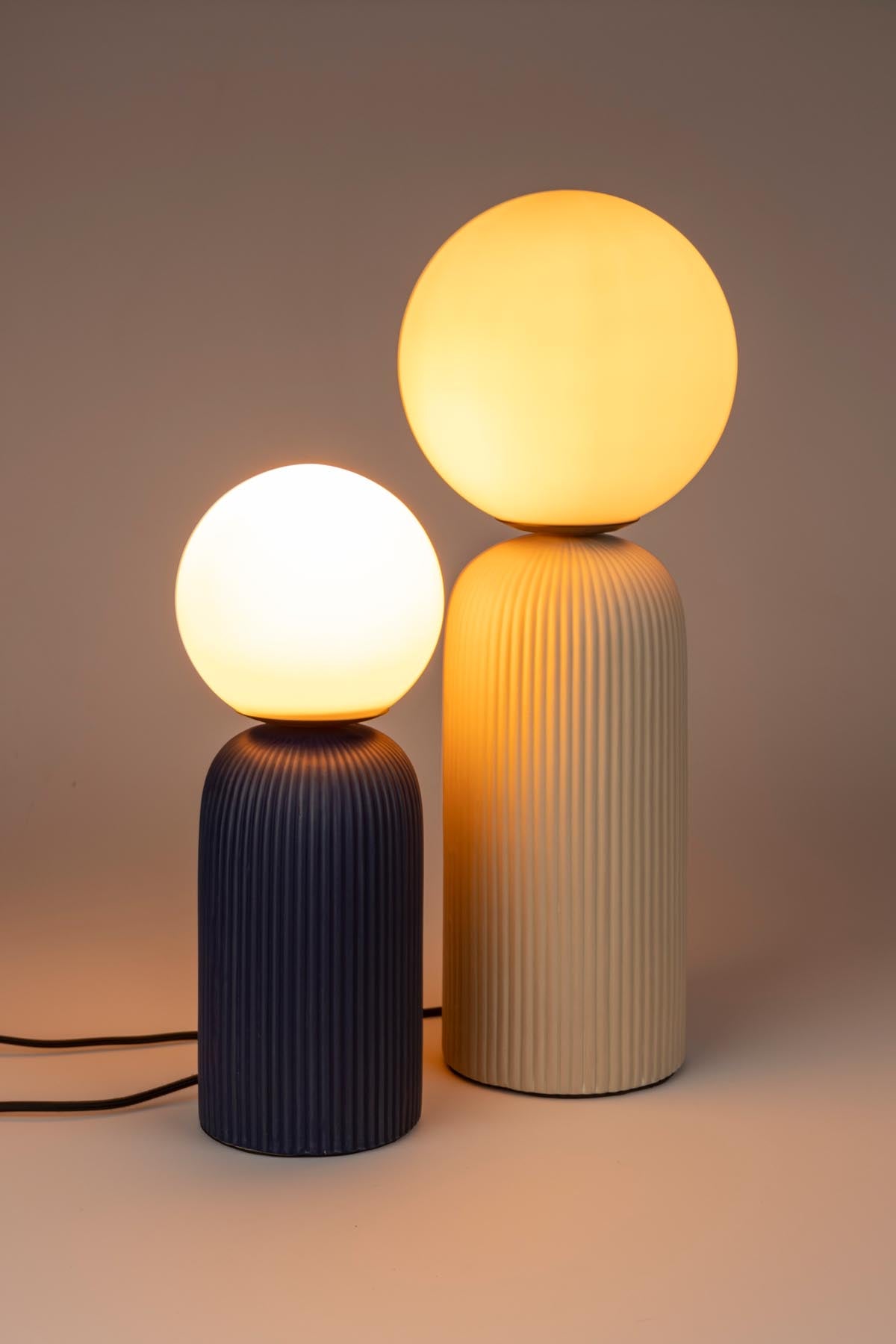 Tischleuchte DASH M in Braun präsentiert im Onlineshop von KAQTU Design AG. Tischleuchte ist von Zuiver