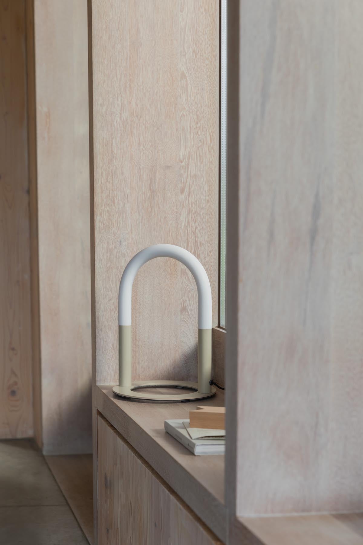 Arch Tischlampe in beige präsentiert im Onlineshop von KAQTU Design AG. Tischleuchte ist von Zuiver