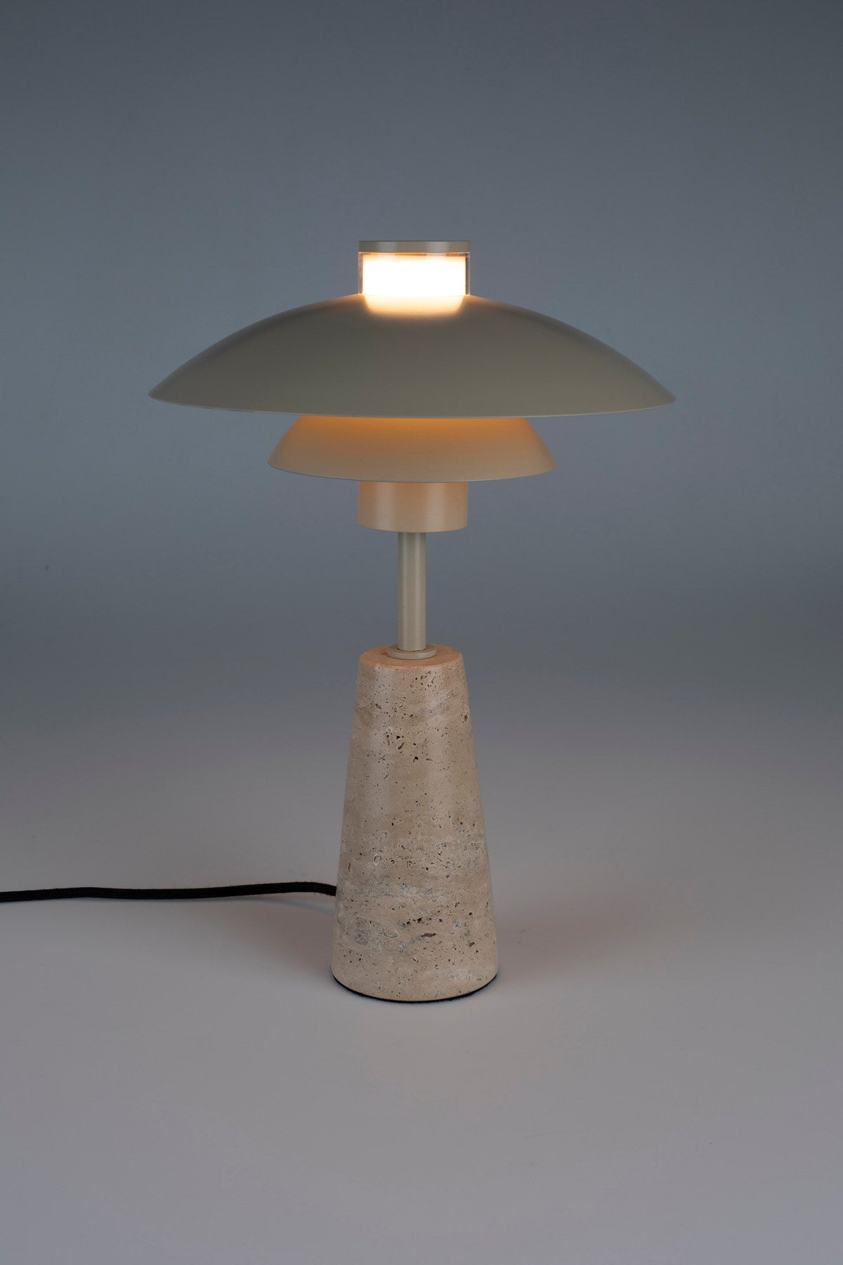 Cole Tischlampe in beige präsentiert im Onlineshop von KAQTU Design AG. Tischleuchte ist von Zuiver
