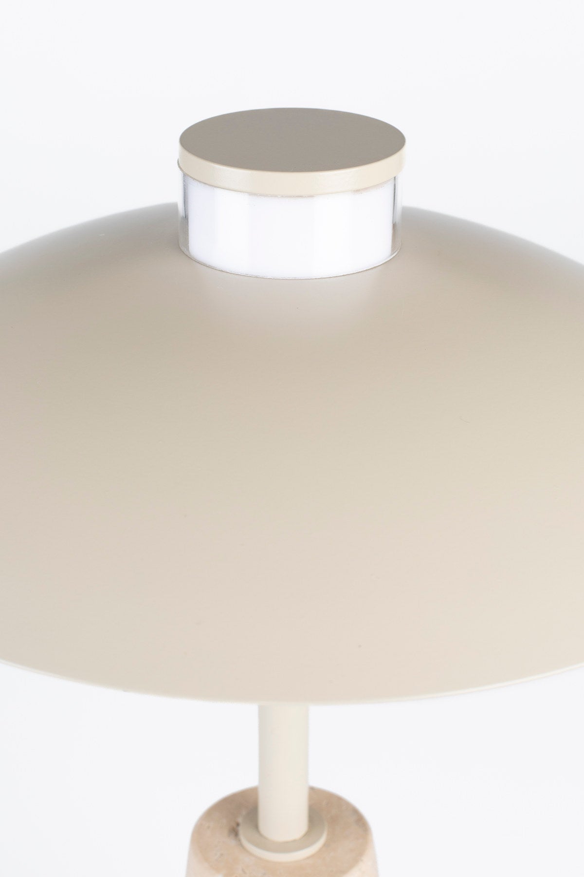 Cole Tischlampe in beige präsentiert im Onlineshop von KAQTU Design AG. Tischleuchte ist von Zuiver