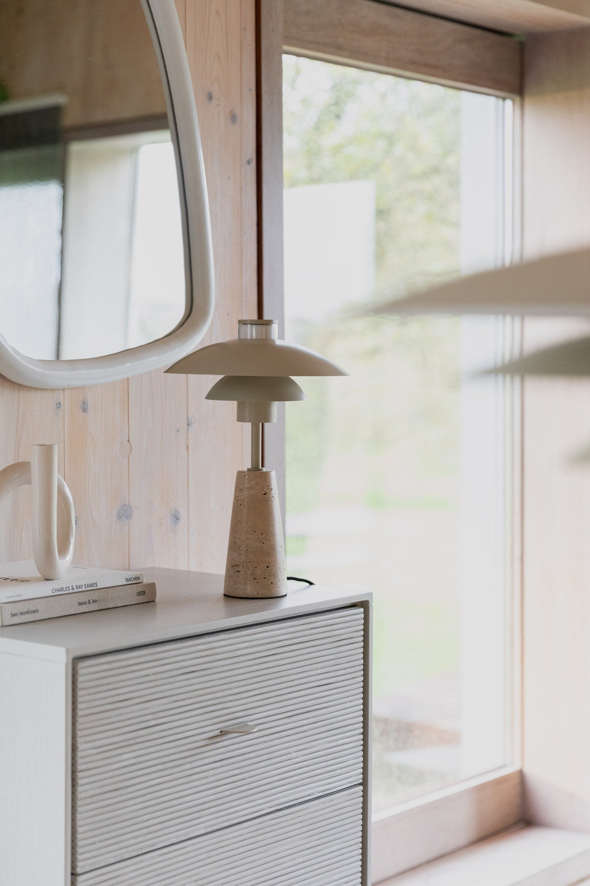 Cole Tischlampe in beige präsentiert im Onlineshop von KAQTU Design AG. Tischleuchte ist von Zuiver