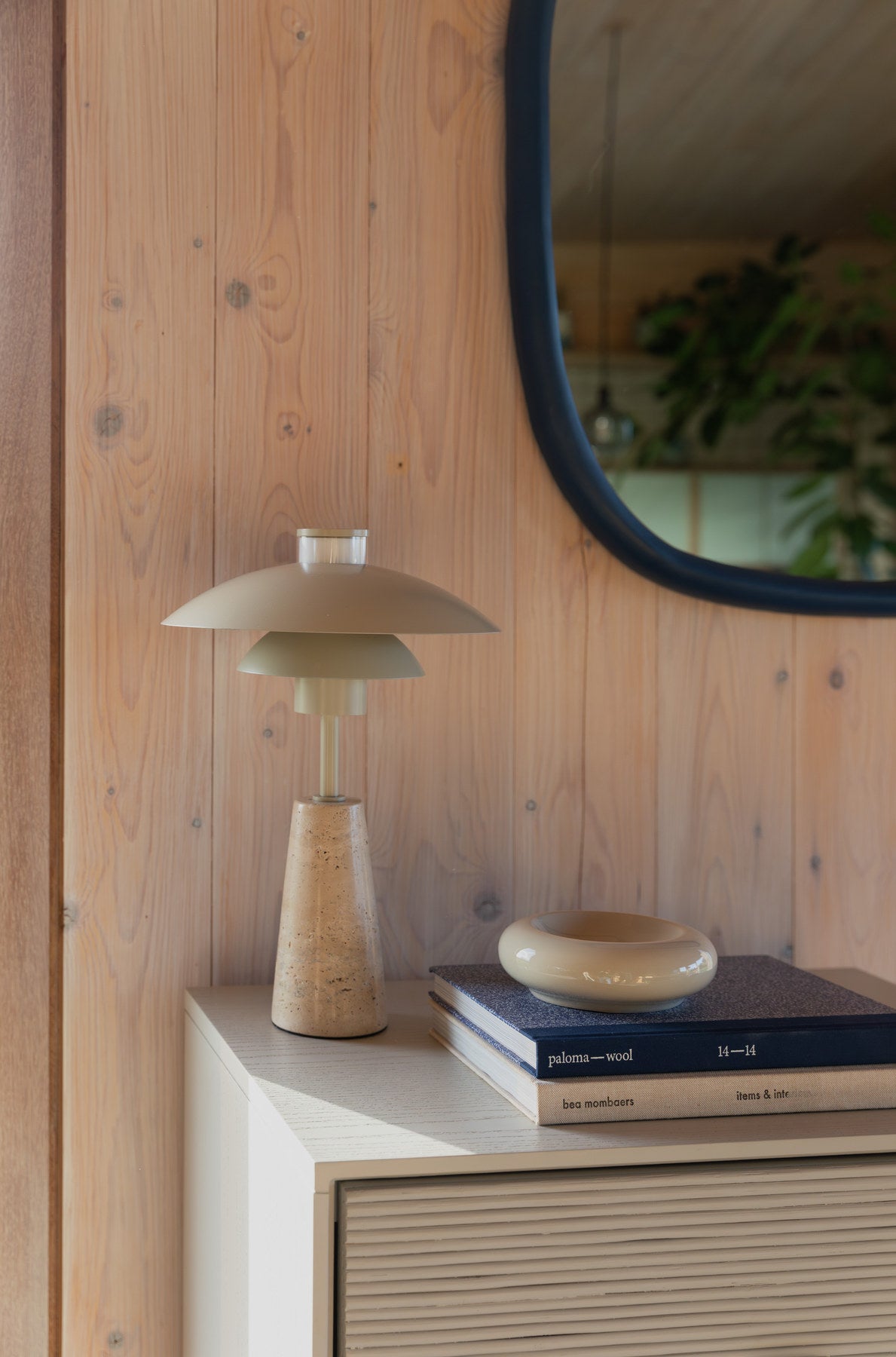 Cole Tischlampe in beige präsentiert im Onlineshop von KAQTU Design AG. Tischleuchte ist von Zuiver