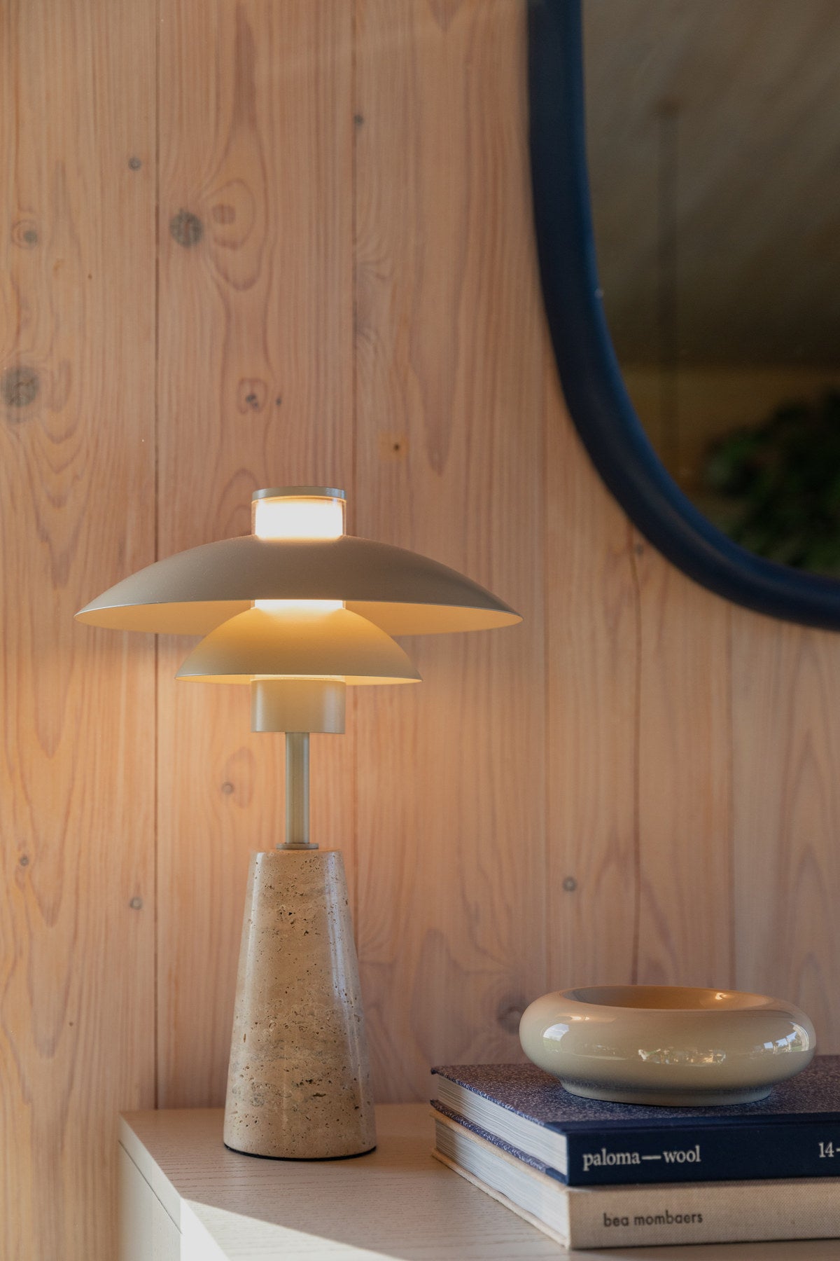 Cole Tischlampe in beige präsentiert im Onlineshop von KAQTU Design AG. Tischleuchte ist von Zuiver
