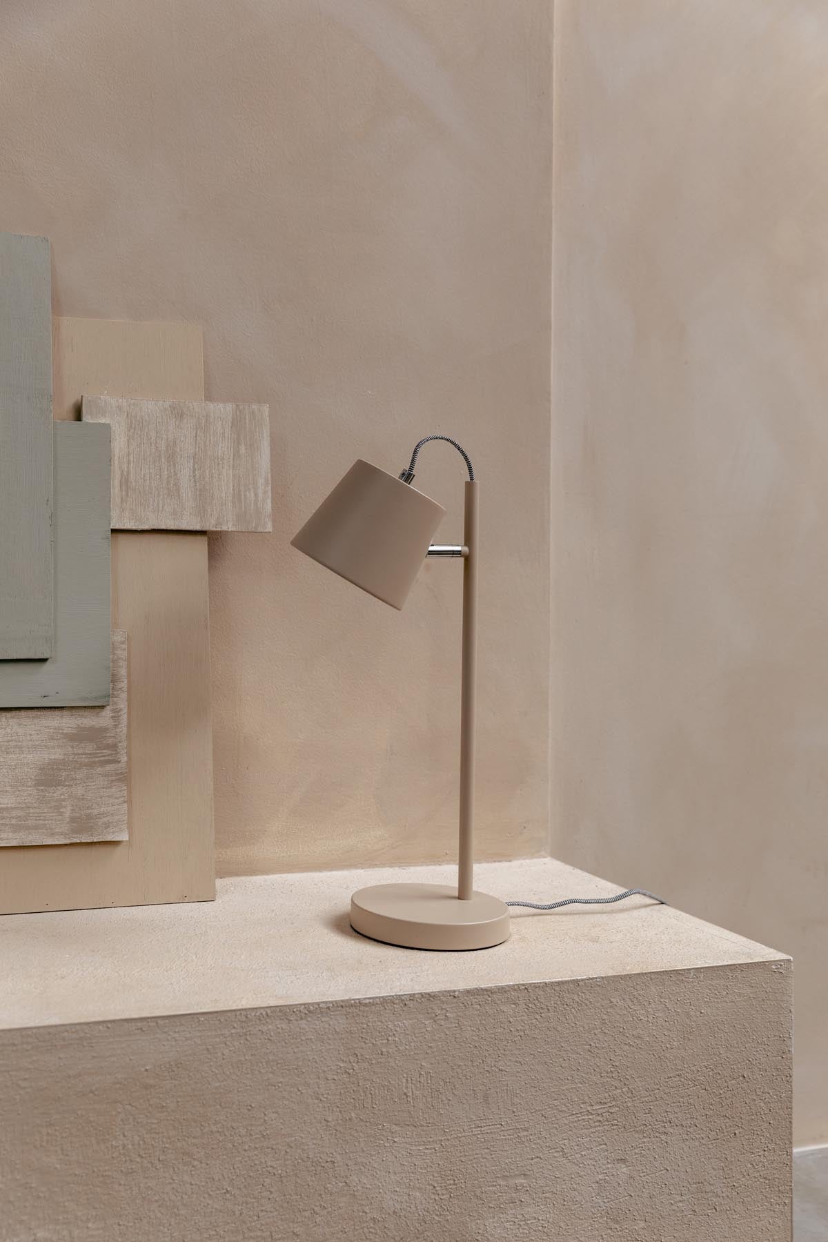 Tischlampe mit Schnallenkopf in beige präsentiert im Onlineshop von KAQTU Design AG. Tischleuchte ist von Zuiver