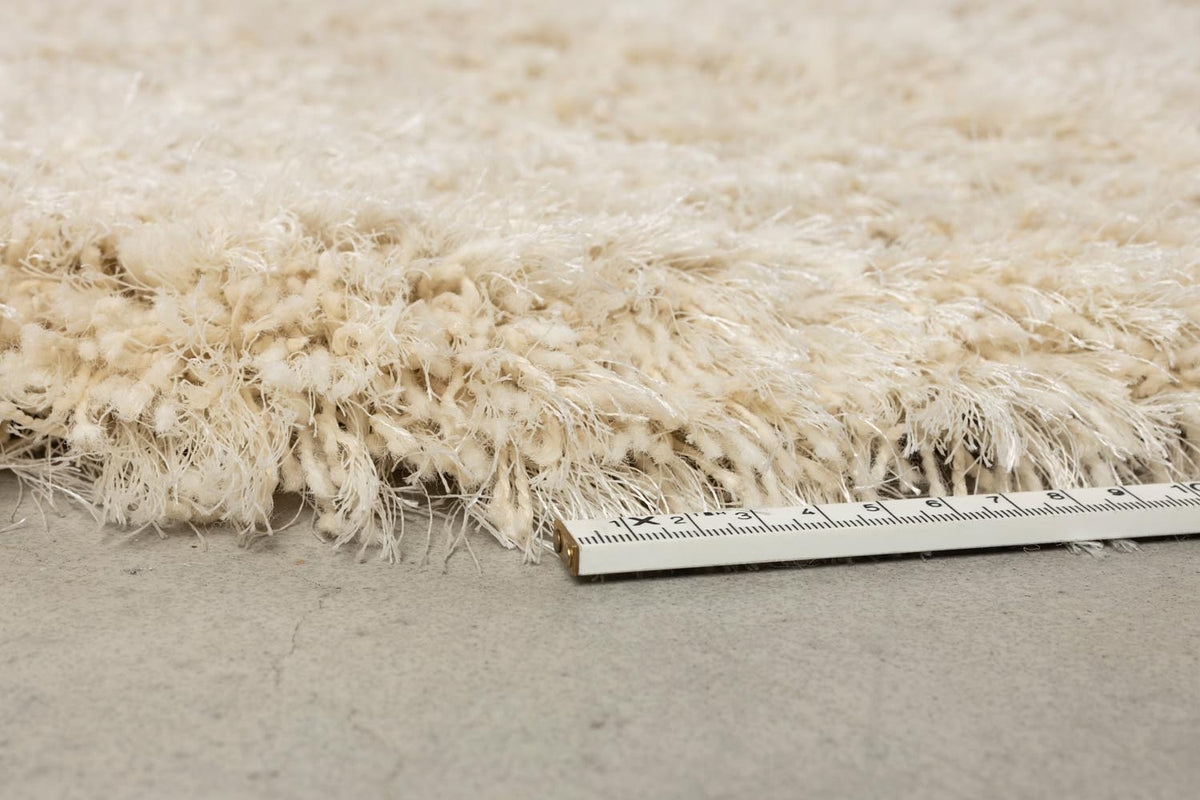 Beige Wollteppich Tasty von Zuiver mit organischer Form, hochflorige Oberseite und Rückseite aus Jute, im Innenbereich.