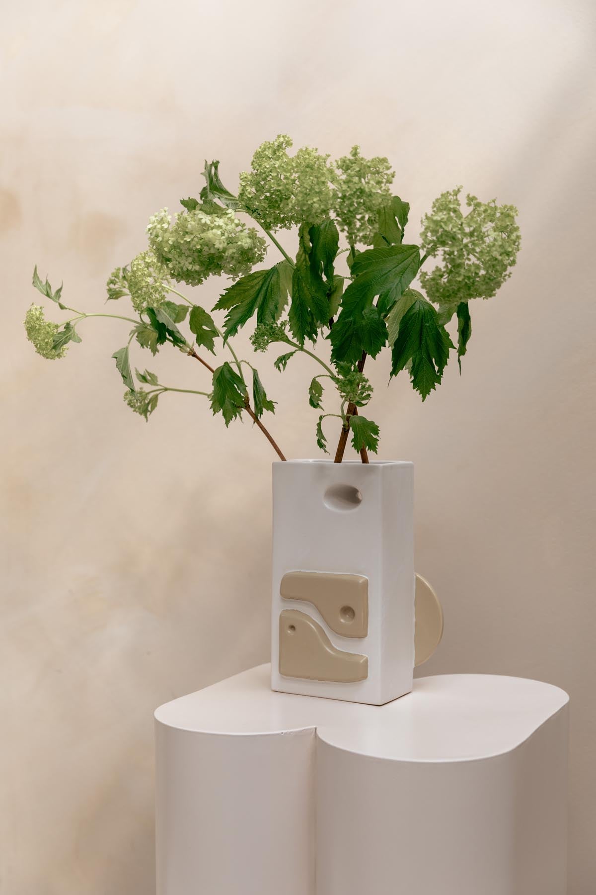 Bloomer Vase in beige präsentiert im Onlineshop von KAQTU Design AG. Vase ist von Zuiver