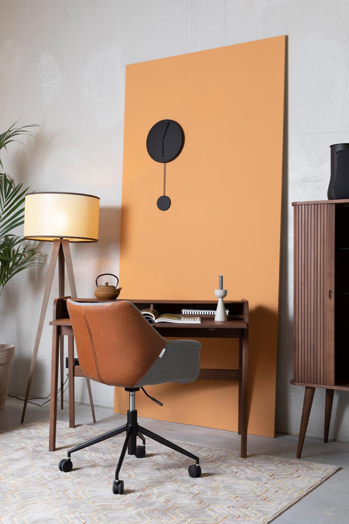 Uhr Minimal in Schwarz präsentiert im Onlineshop von KAQTU Design AG. Tischuhr ist von Zuiver