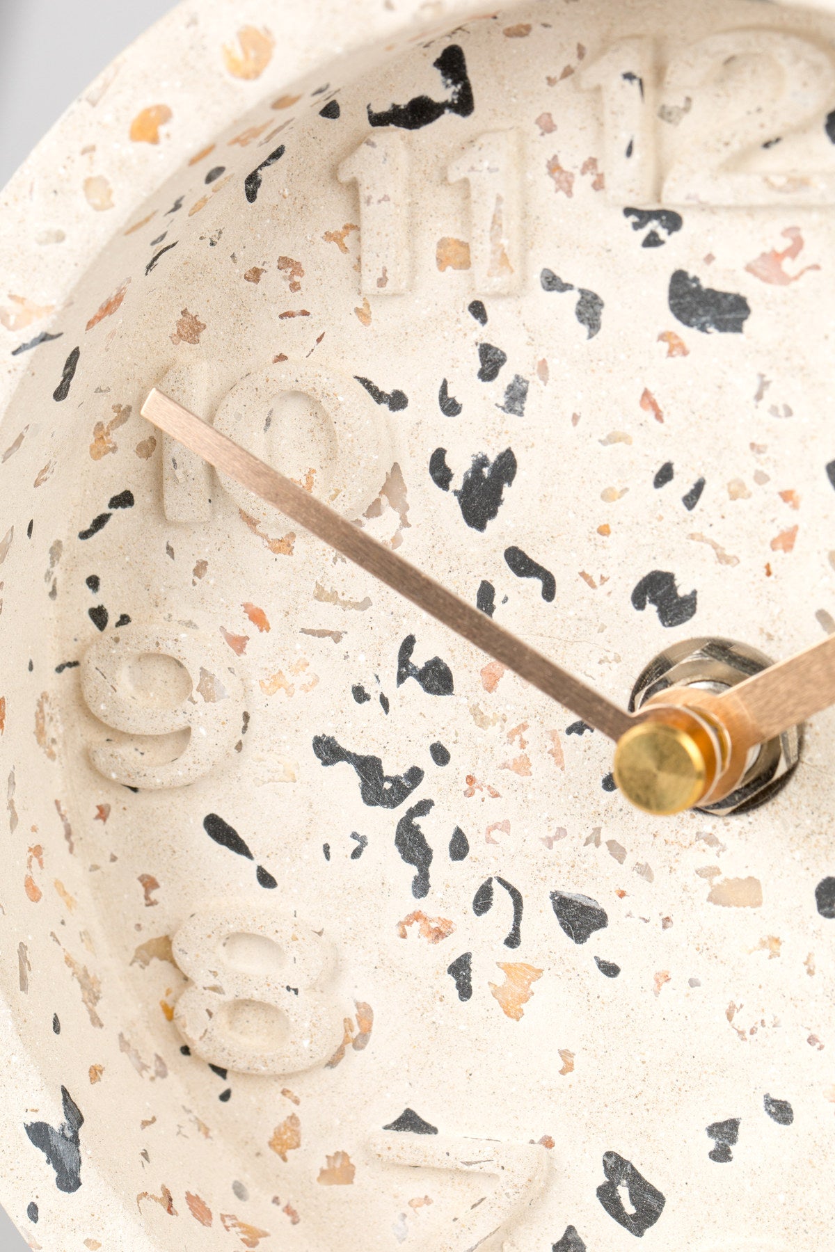 Wanduhr Time Pendulum mit Betongehäuse, Aluminiumzeigern und Pendel an der Wand
