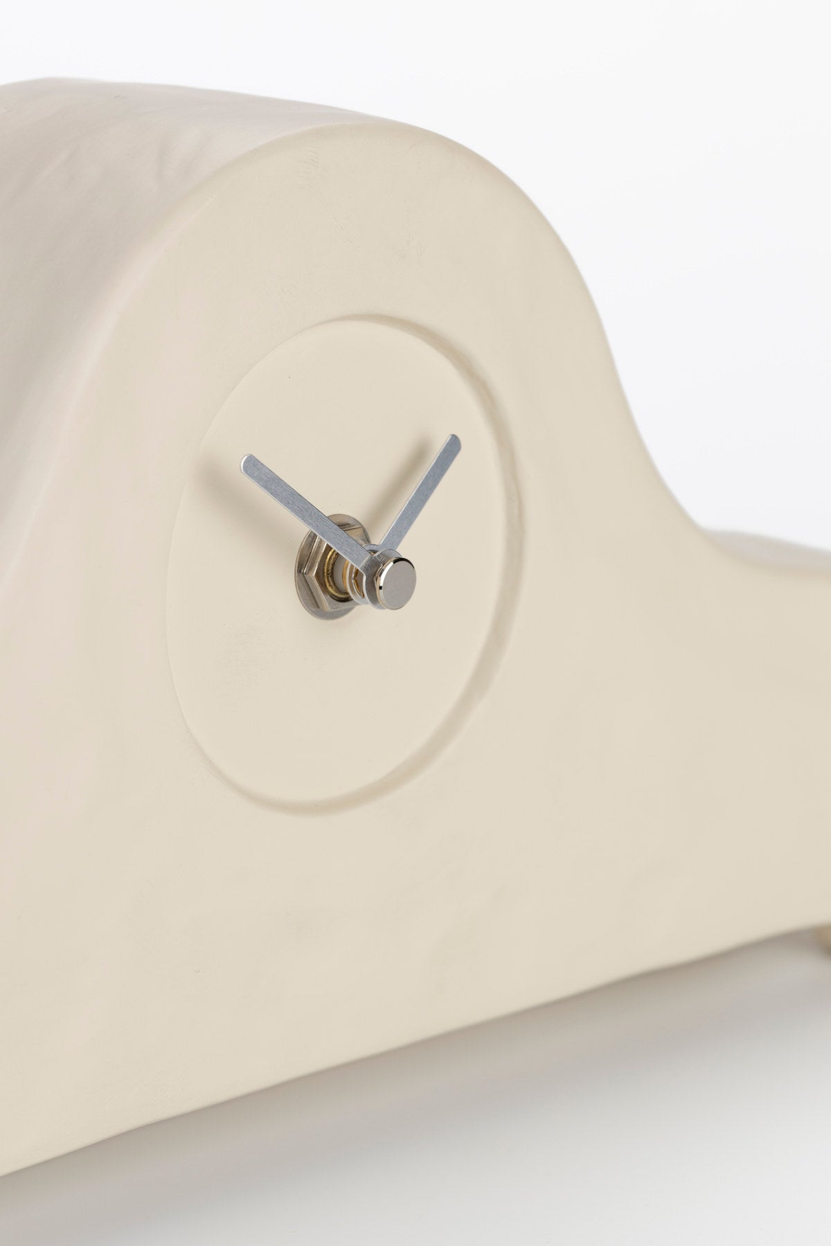 Beige Tischuhr Oma Uhr aus Keramik mit silberfarbenen Zeigern in Holzuhr-Optik