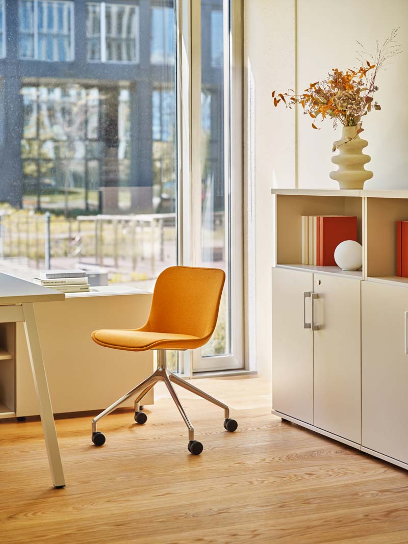 Baltic 2 Classic BLK4PP19 - Stuhl mit poliertem Aluminiumgestell in Blau präsentiert im Onlineshop von KAQTU Design AG. Drehstuhl ist von Mdd