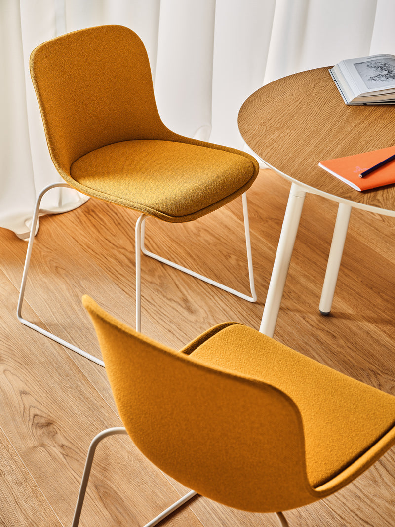 Baltic 2 Classic BLK4P28 - Stuhl Kufen-Gestell in Mandarinen präsentiert im Onlineshop von KAQTU Design AG. Stuhl ist von Mdd