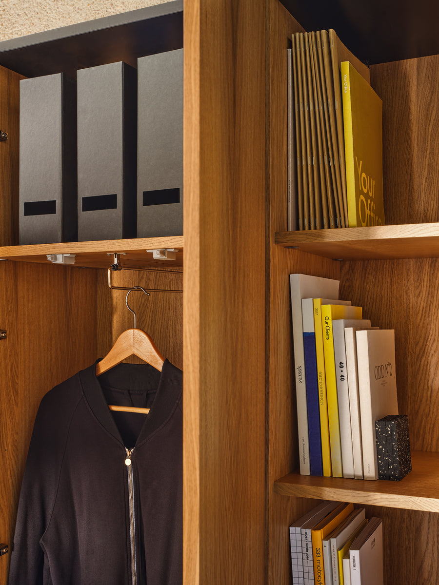 Viga V22M - Kleiderschrank mit Regal in Schwarz präsentiert im Onlineshop von KAQTU Design AG. Garderobe ist von Mdd