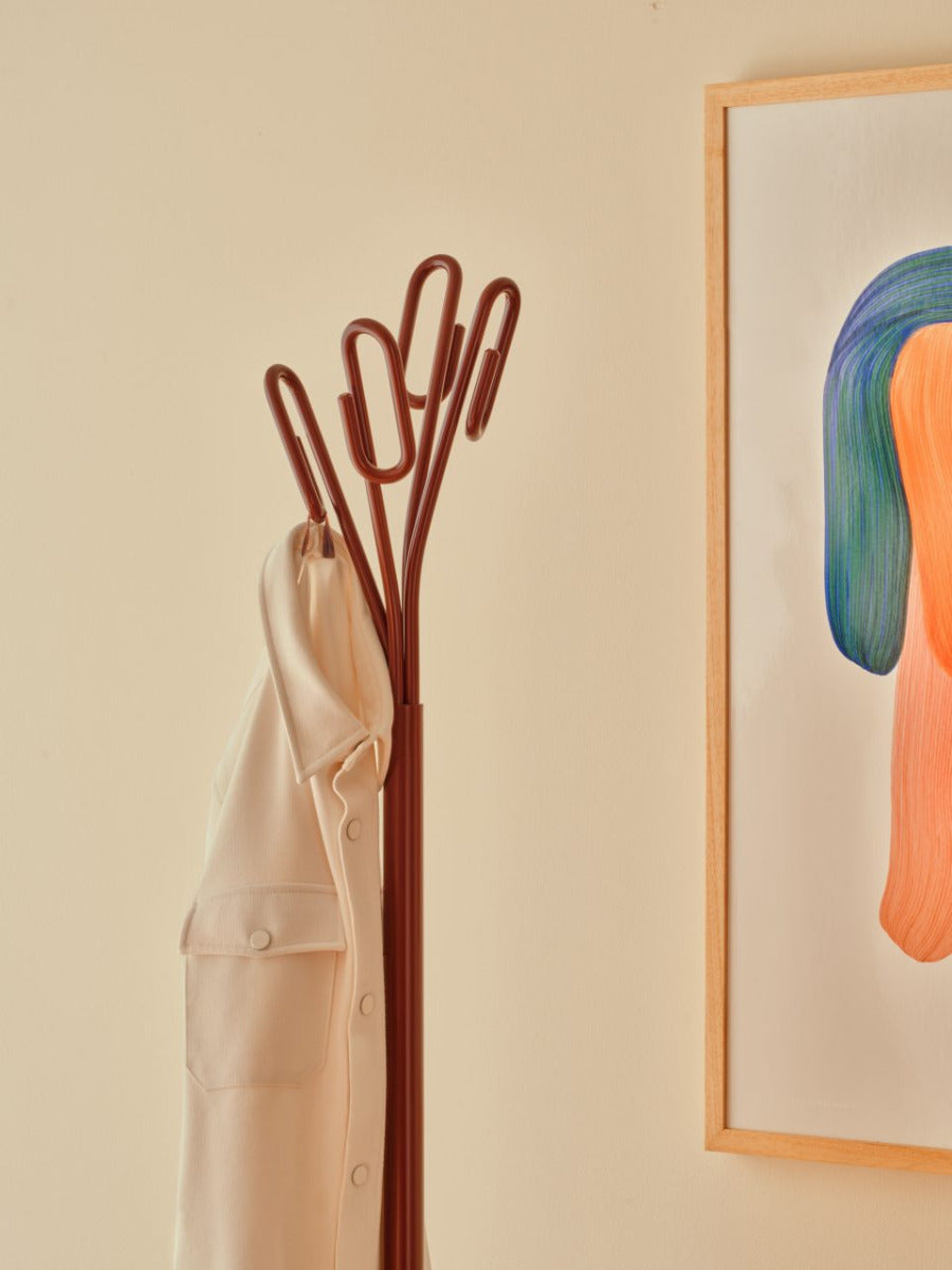 Clip CP01 - Kleiderständer in Ziegelrot präsentiert im Onlineshop von KAQTU Design AG. Kleiderständer ist von Mdd