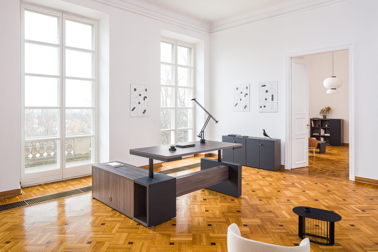 Mito MIT1RL - Chefschreibtisch mit Höhenverstellung in Bernsteineiche präsentiert im Onlineshop von KAQTU Design AG. Schreibtisch ist von Mdd