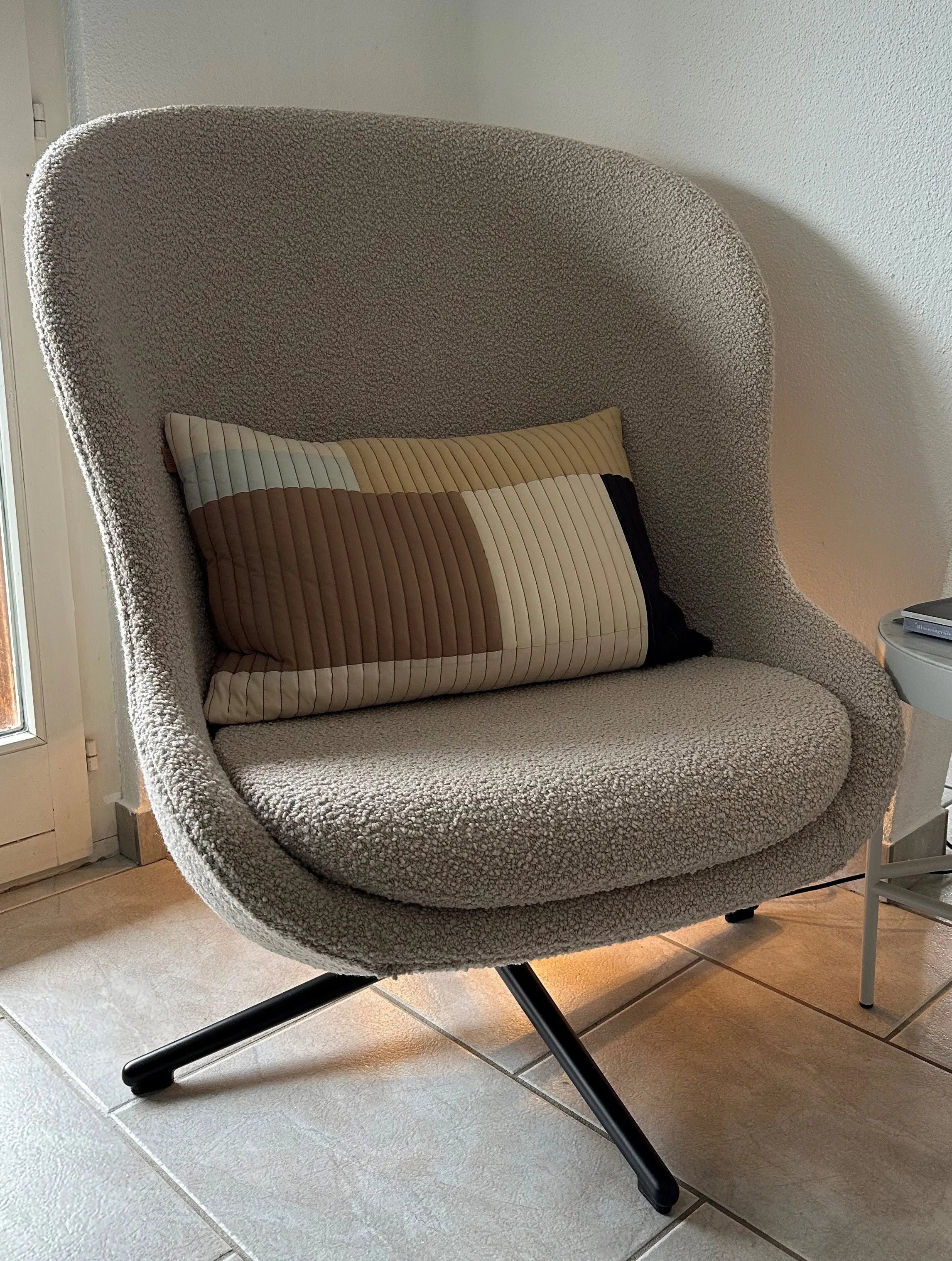 Hyg Lounge Drehsessel Hoch mit Tilt in Bouclé-Stoff, modernes skandinavisches Design mit drehbarer Funktion, Ausstellungsstück in heller Farbgebung.