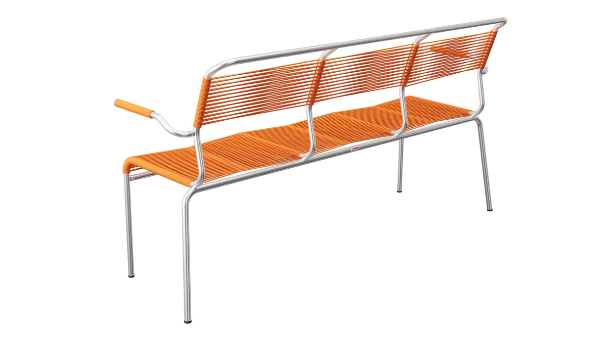 Säntis Spaghetti-3er-Gartenbank mit Armlehne in Orange präsentiert im Onlineshop von KAQTU Design AG. Gartenbank ist von Schaffner