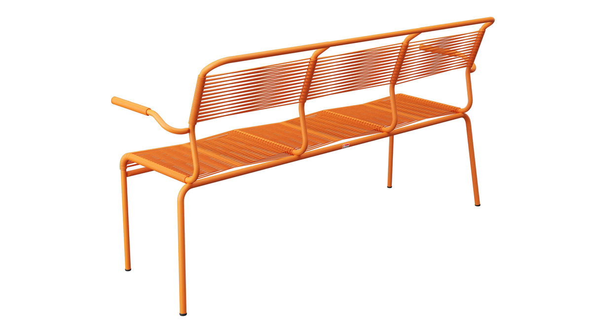 Säntis Spaghetti-3er-Gartenbank mit Armlehne in Orange präsentiert im Onlineshop von KAQTU Design AG. Gartenbank ist von Schaffner