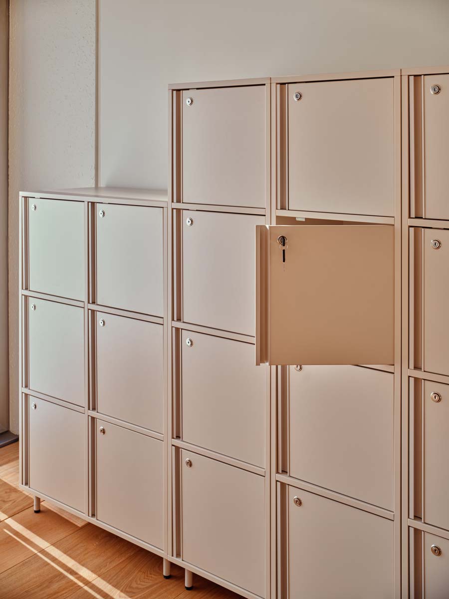 Locker Plus LKP31 - Locker-Typ Schließfachschrank in Rot präsentiert im Onlineshop von KAQTU Design AG. Büroschrank ist von Mdd
