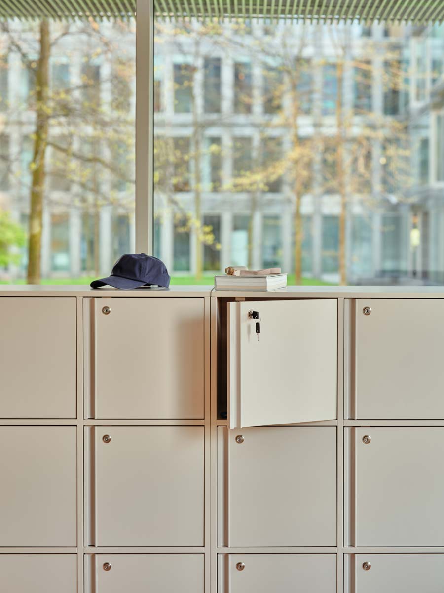 Locker Plus LKP52 - Locker-Typ Schließfachschrank in Rot präsentiert im Onlineshop von KAQTU Design AG. Büroschrank ist von Mdd