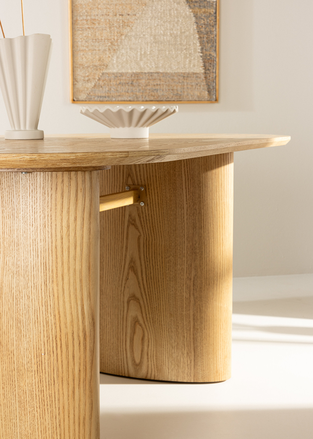 Interior mit Holztisch von Venture Home aus Schweden