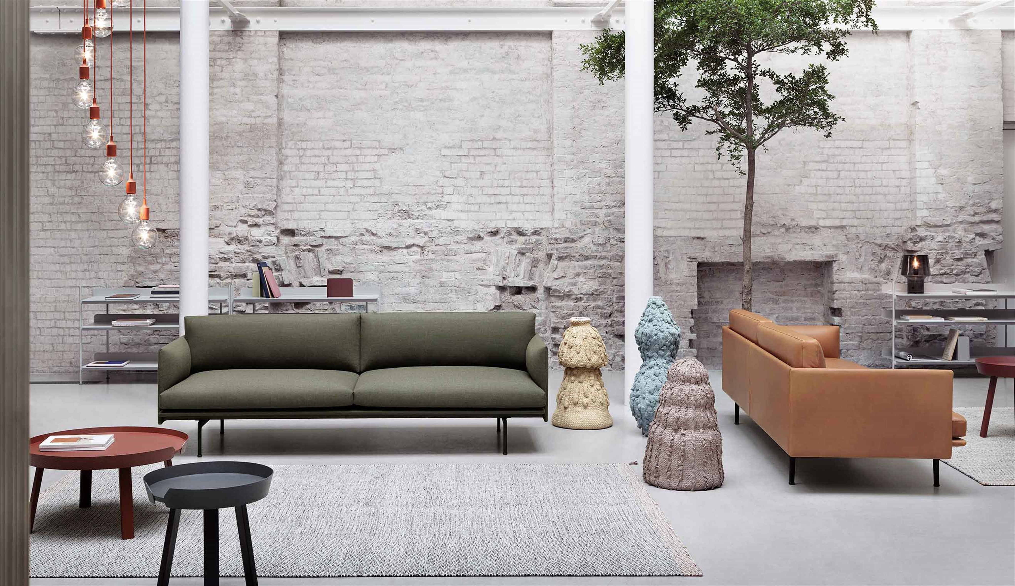 Outline 3 1/2 Sofa in Grün / Schwarz präsentiert im Onlineshop von KAQTU Design AG. 4er Sofa ist von Muuto