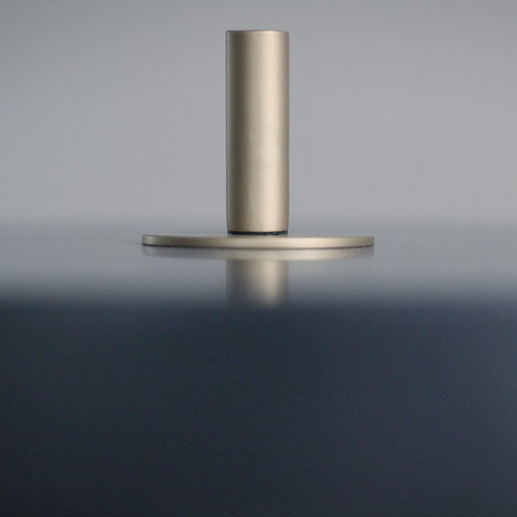 Asteria Stehleuchte: Modernes Design trifft auf innovative LED-Technik.