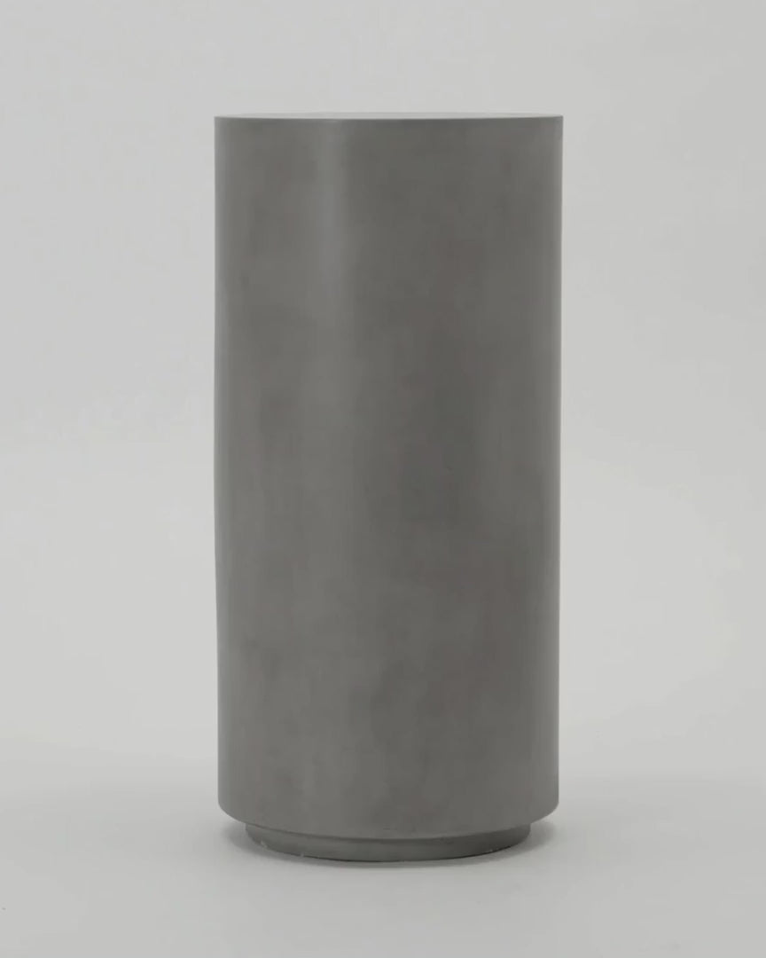 Elegante Betonsäule von House Doctor für zeitlose Akzente.