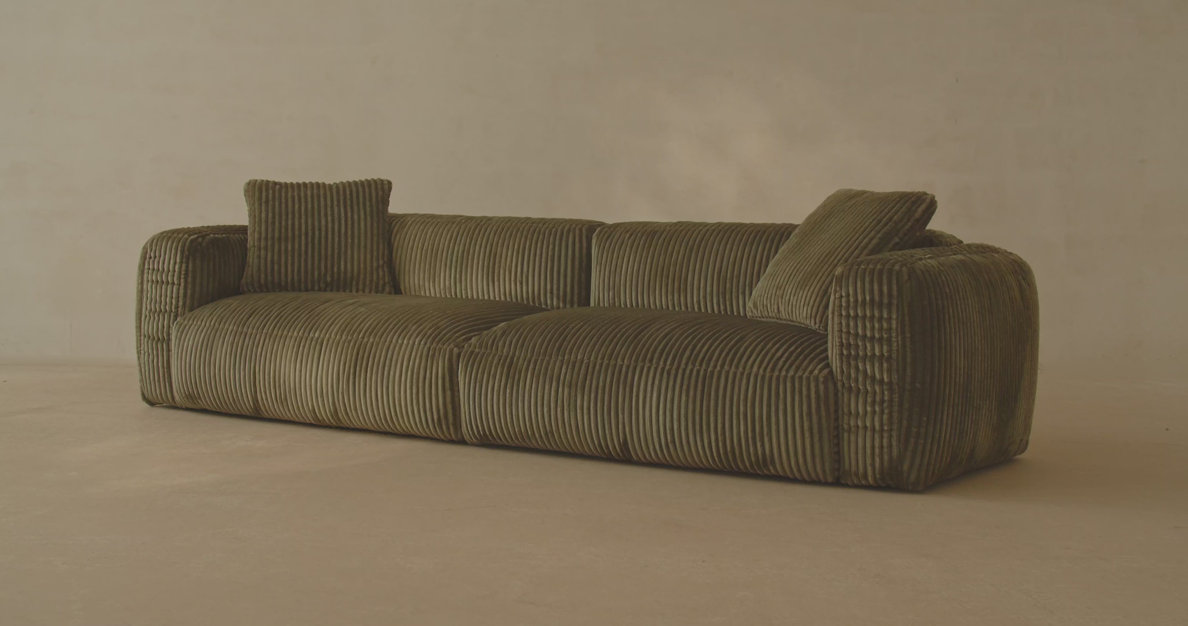 Martina Kissen  4cm in Brick präsentiert im Onlineshop von KAQTU Design AG. Deko Kissen ist von Micadoni