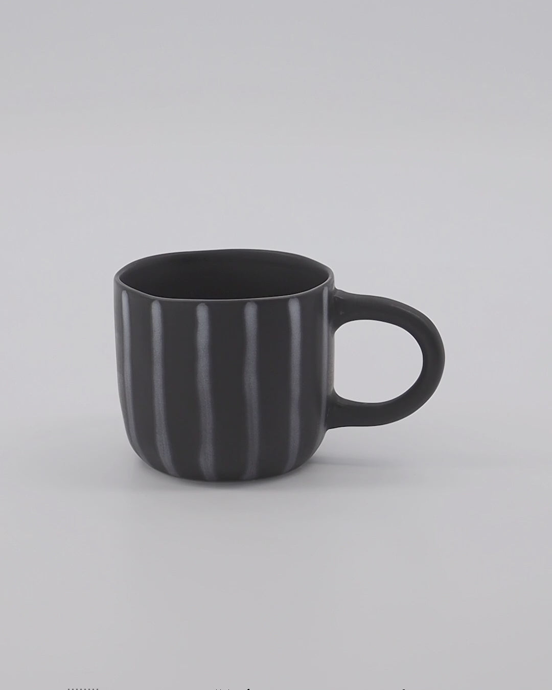 House Doctor HDLine Tasse: Modernes Design in Schwarz/Braun.