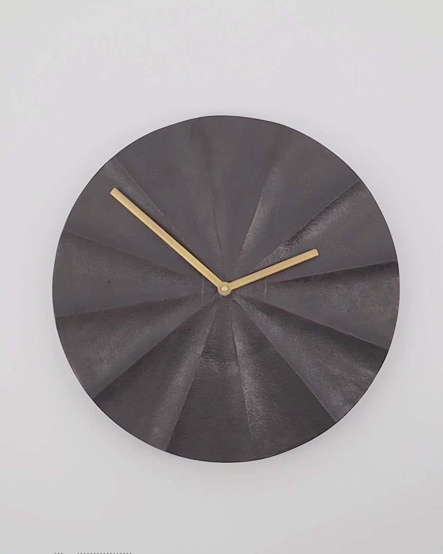 Elegante Wanduhr aus Aluminiumguss mit bronzierter Messingoberfläche und praktischen Messingzeigern.