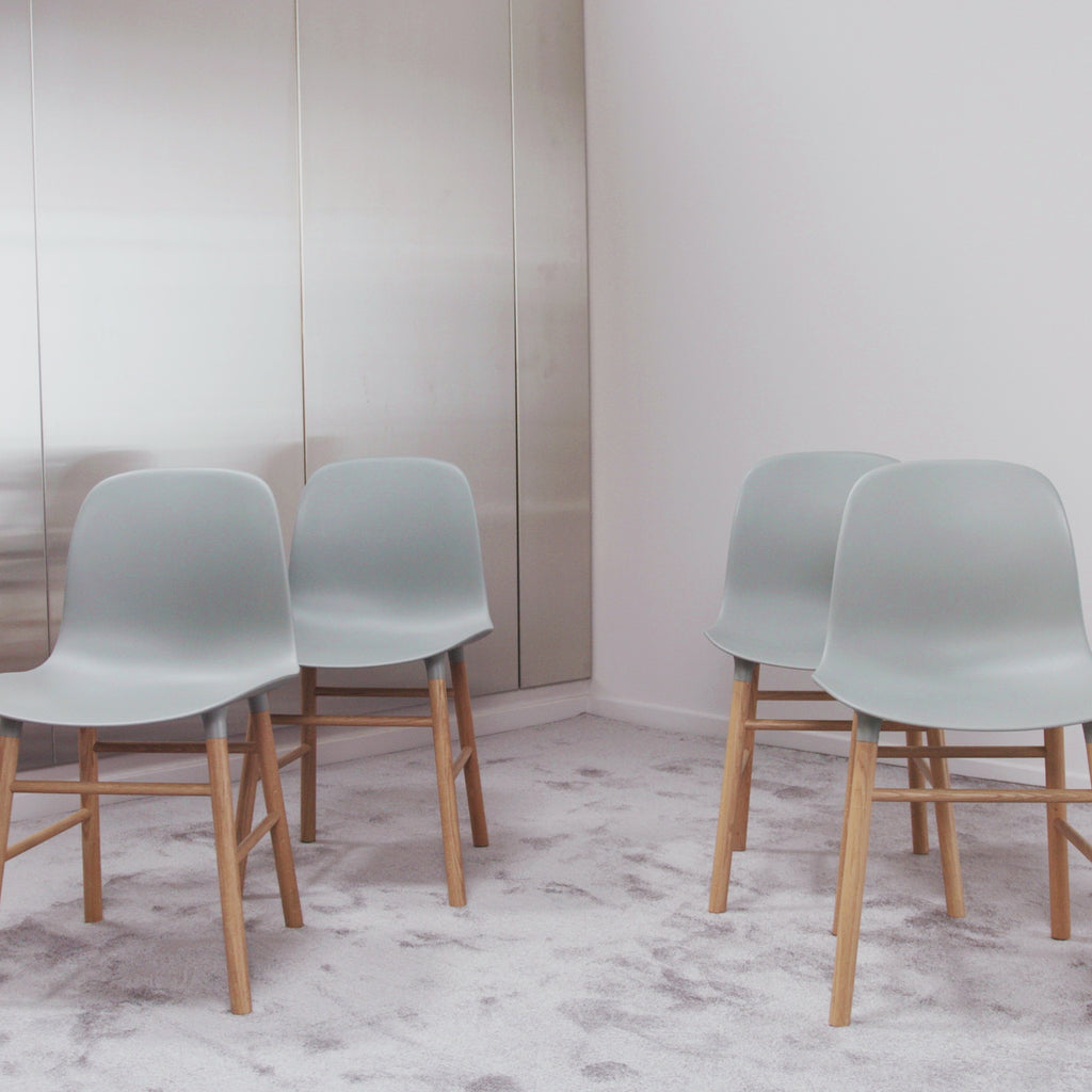 Form Stuhl: Minimalistisches Design trifft auf höchsten Komfort.