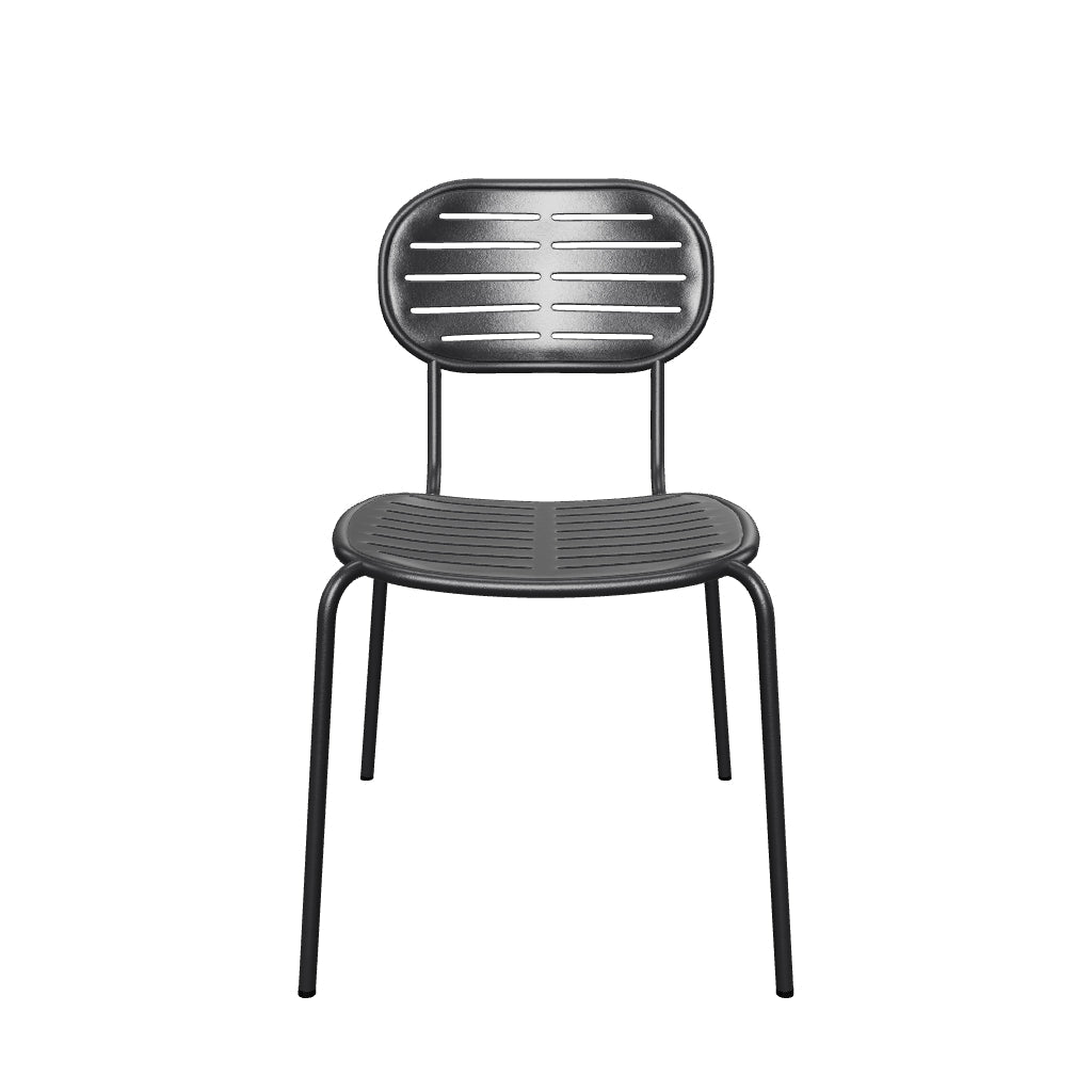 Stapelbarer Gartenstuhl Brai aus robustem, dunkelgrauem, verzinktem Stahl, perfekt für moderne Außenbereiche.