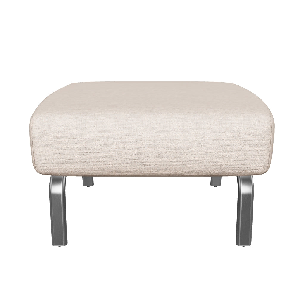 Fussablage Amsen in Hellbraun mit Beinen aus em gebürsteten Edelstahl 68 x 55 cm in Hellbraun präsentiert im Onlineshop von KAQTU Design AG. Pouf ist von Kave Home