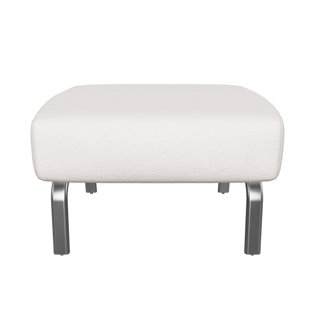 Fussablage Amsen in Beige mit Beinen aus em gebürsteten Edelstahl 68 x 55 cm in Beige präsentiert im Onlineshop von KAQTU Design AG. Pouf ist von Kave Home