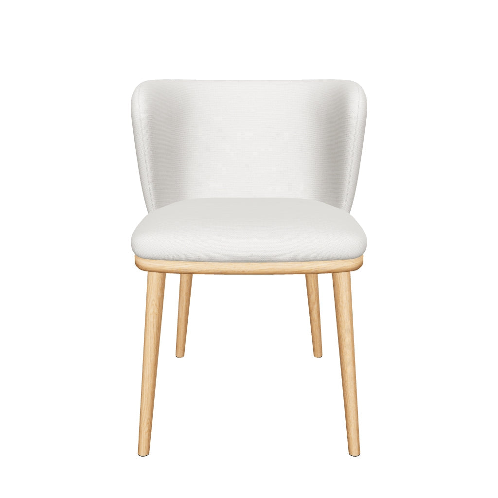 Stuhl Ciselia mit beigefarbenem Chenille-Bezug und stabilen Beinen aus massivem Eschenholz mit natürlichem Finish, nachhaltig und modern designt.